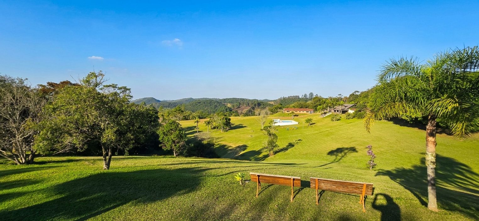 Vista do Sítio Vista Verde: campo verde, vale e céu azul em Ibiúna