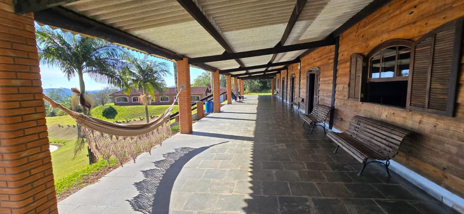 Varanda com redário e vista para a piscina