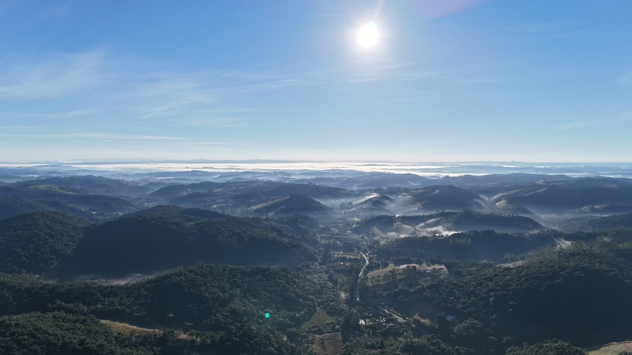 Vista panorâmica das montanhas de Ibiúna com neblina